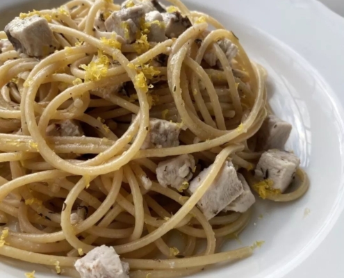 SPAGHETTI INTEGRALI CON BOCCONCINI DI PESCESPADA E LIMONE